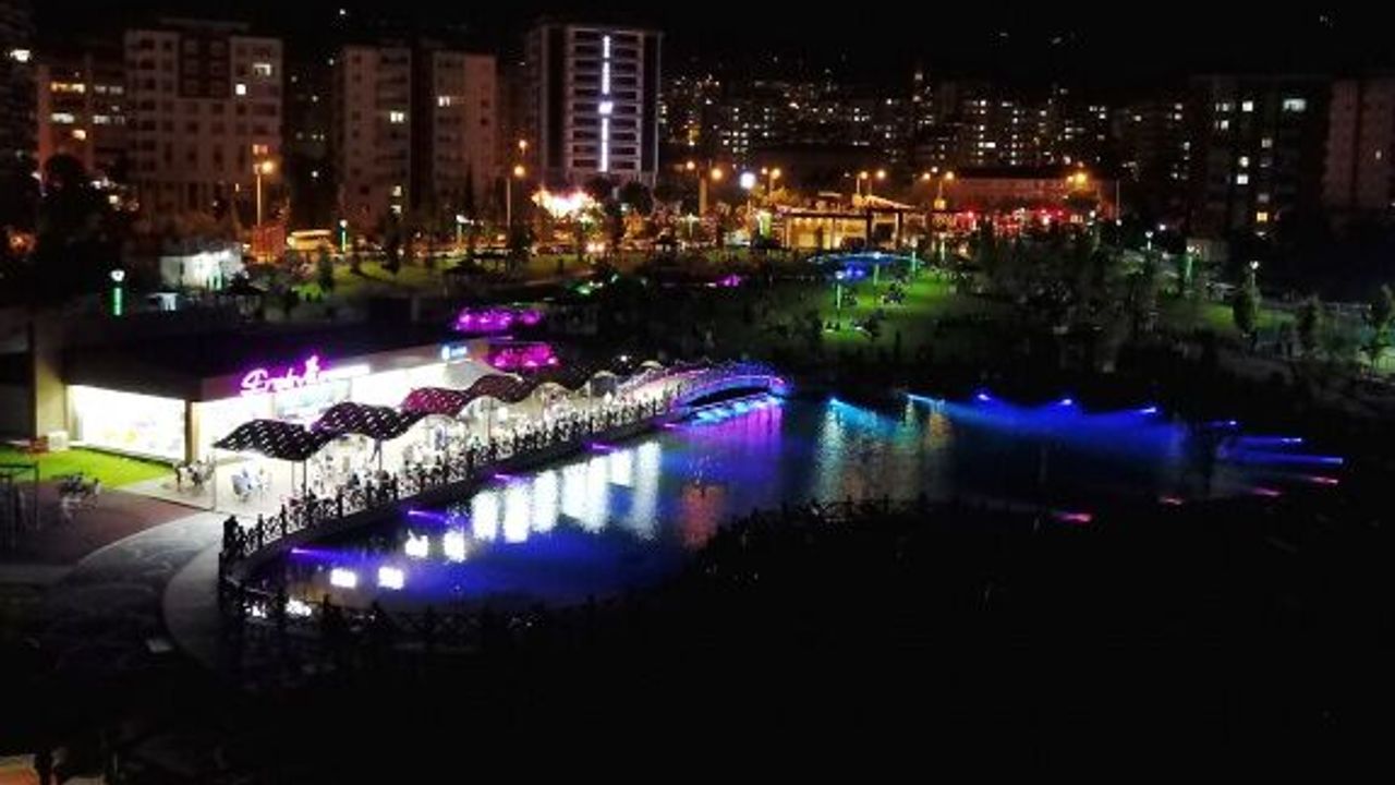 Aliya İzzetbegoviç Parkı gece gündüz ilgi odağı