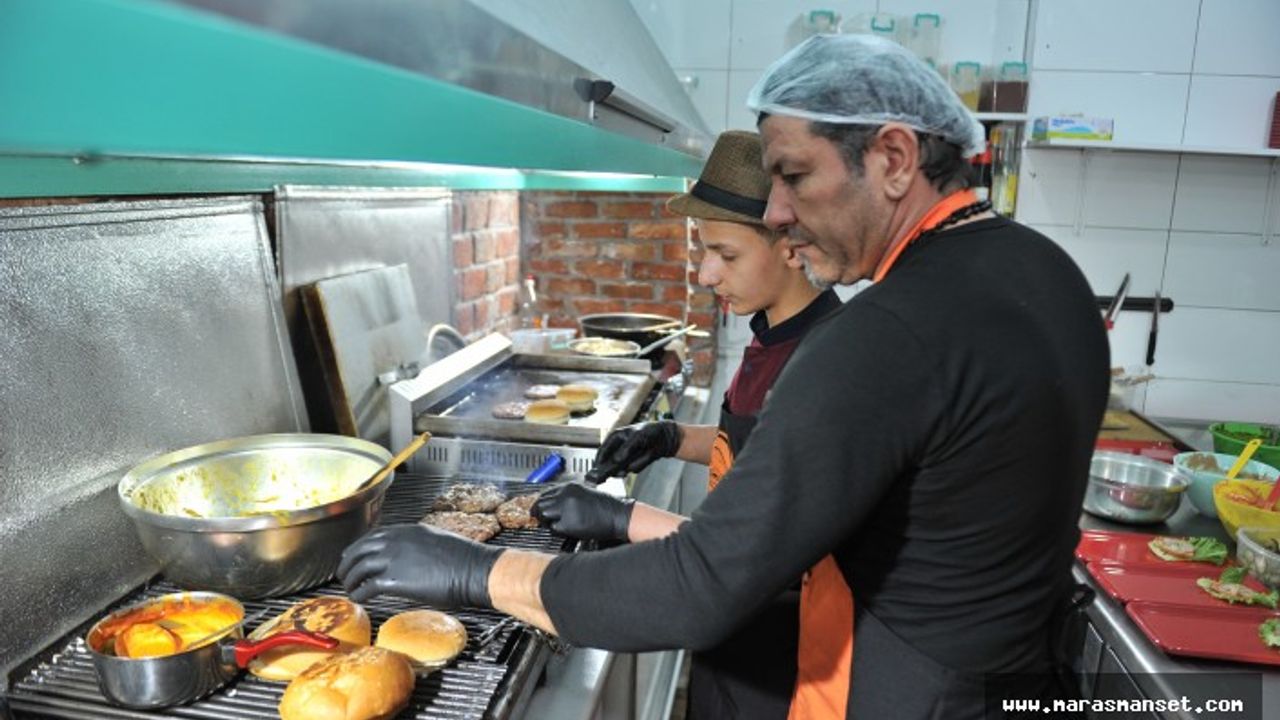 HOLLANDA’DAN GELDİ, KENDİNE HAS ‘HAMBURGER’LE DİKKATLERİ ÇEKTİ!