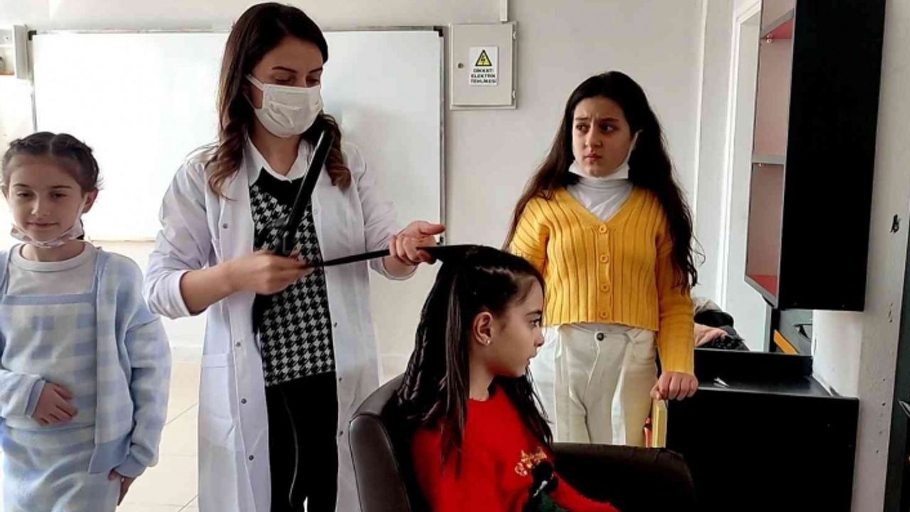 Bu müzeyi gezen öğrencilere ücretsiz saç bakımı yapılıyor