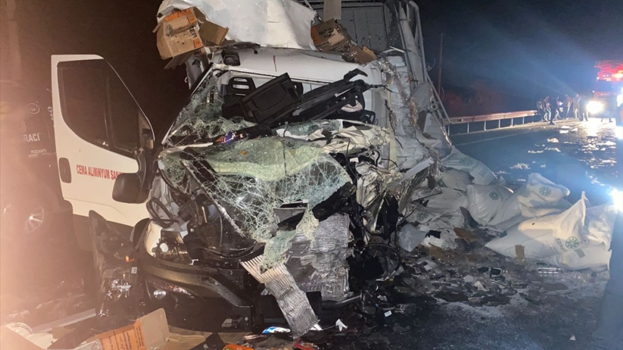 Adana'da kamyonet ile tırın çarpışması sonucu 3 kişi yaralandı