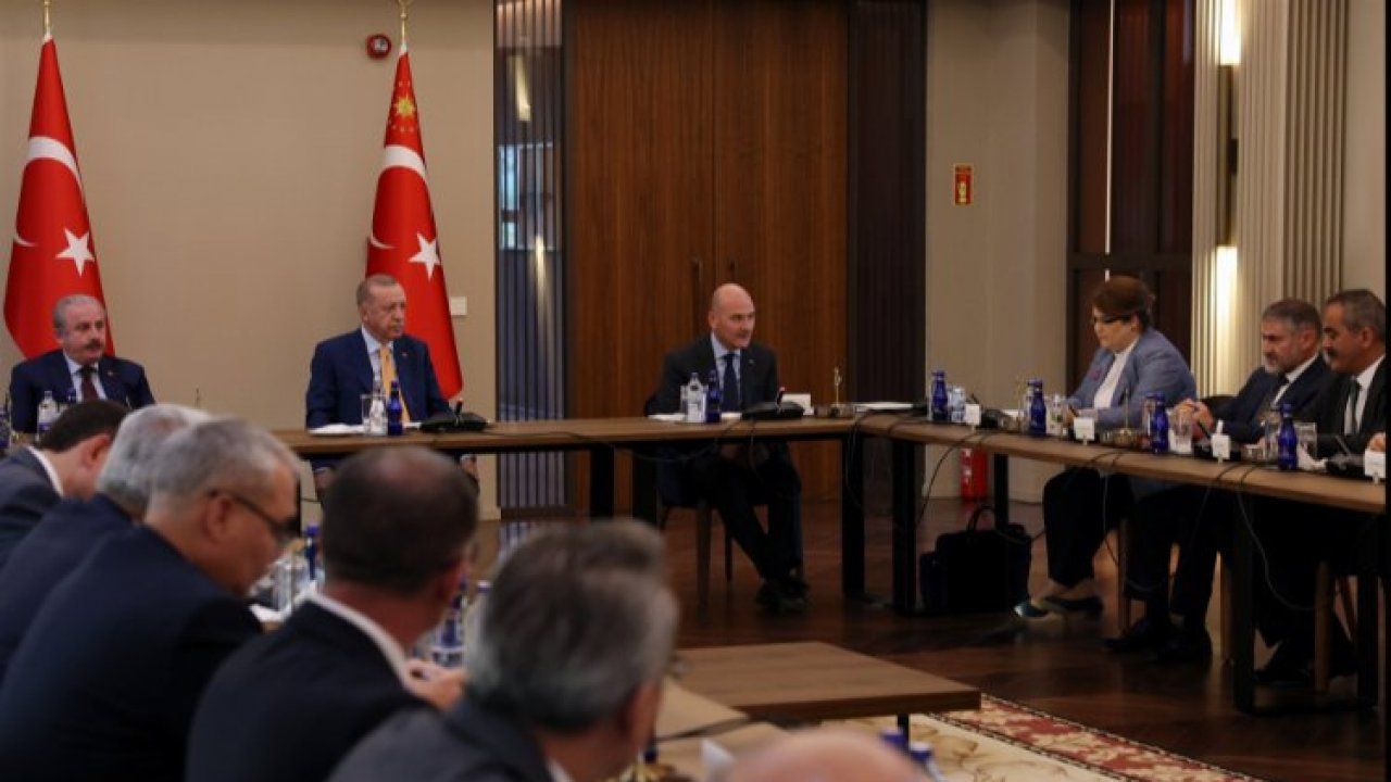 Cumhurbaşkanı Erdoğan, Ahlat’ta bölge valileriyle toplandı