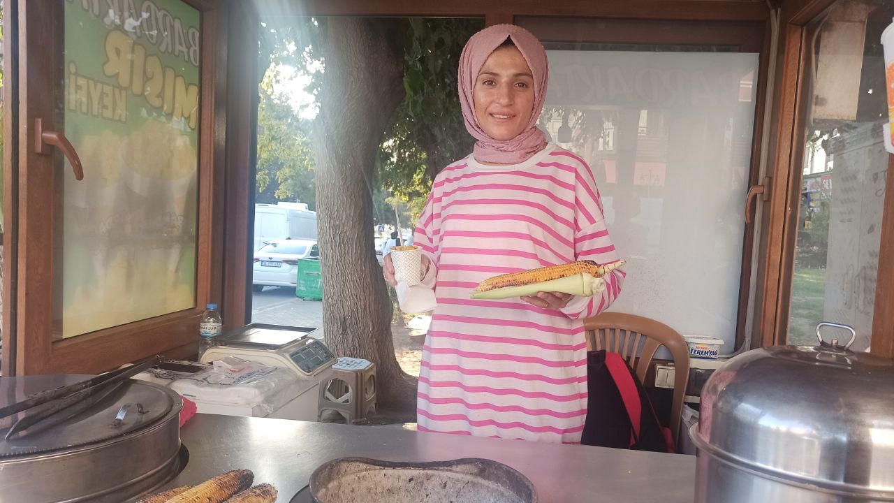 19 yaşındaki Habibe mısır satarak eğitim masraflarını karşılıyor