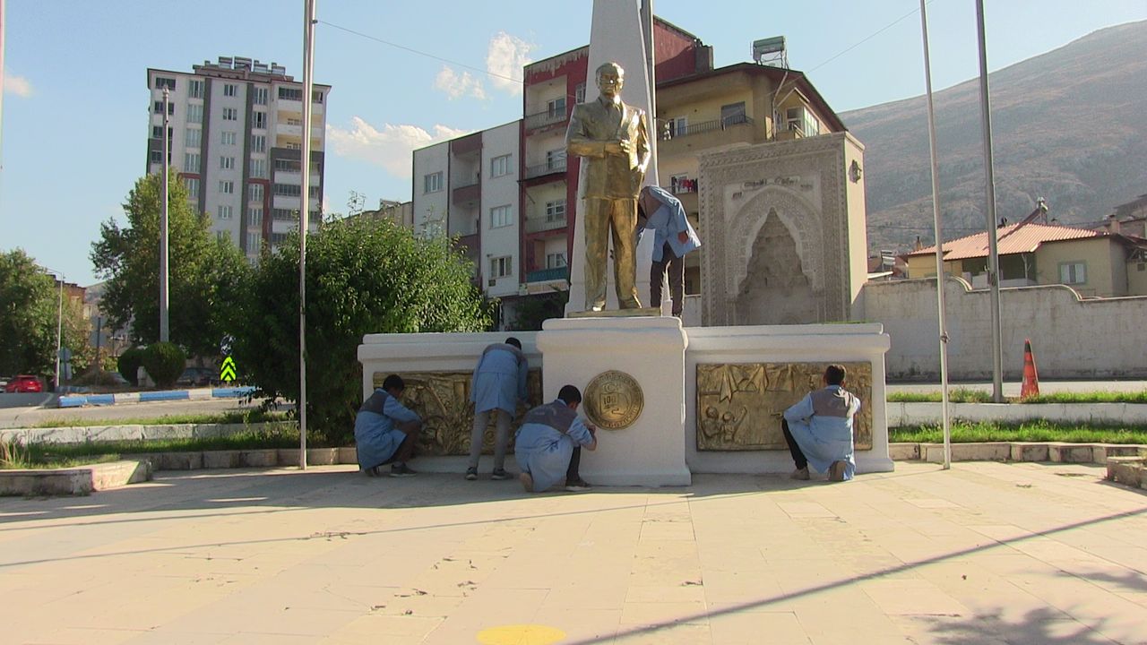 Kahramanmaraş'ta öğrenciler Atatürk Anıtı'nda çevre düzenlemesi yaptı