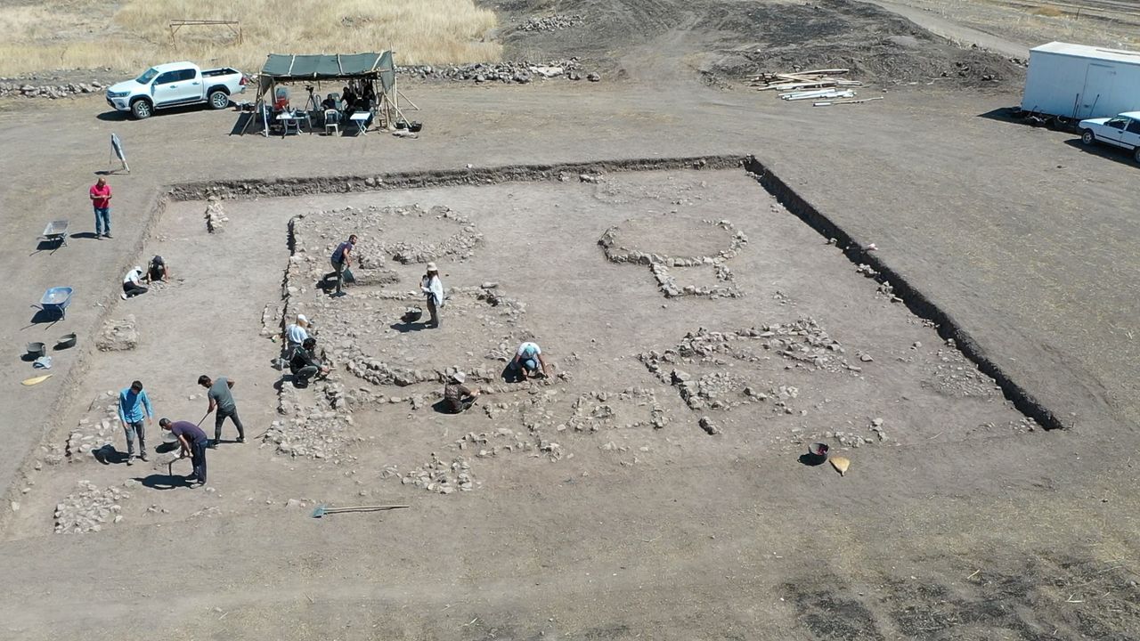 Kahramanmaraş'taki arkeolojik kazıda 7 bin 600 yıllık damga mühür bulundu