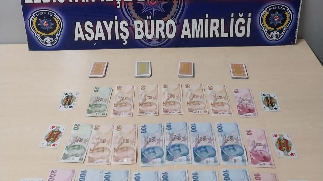 Kumar oynarken suçüstü yakalanan 4 kişiye 7 bin 276 lira ceza