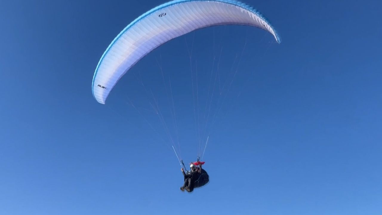 Kahramanmaraş'ta yamaç paraşütçüleri gökyüzünde Türk bayrakları açtı