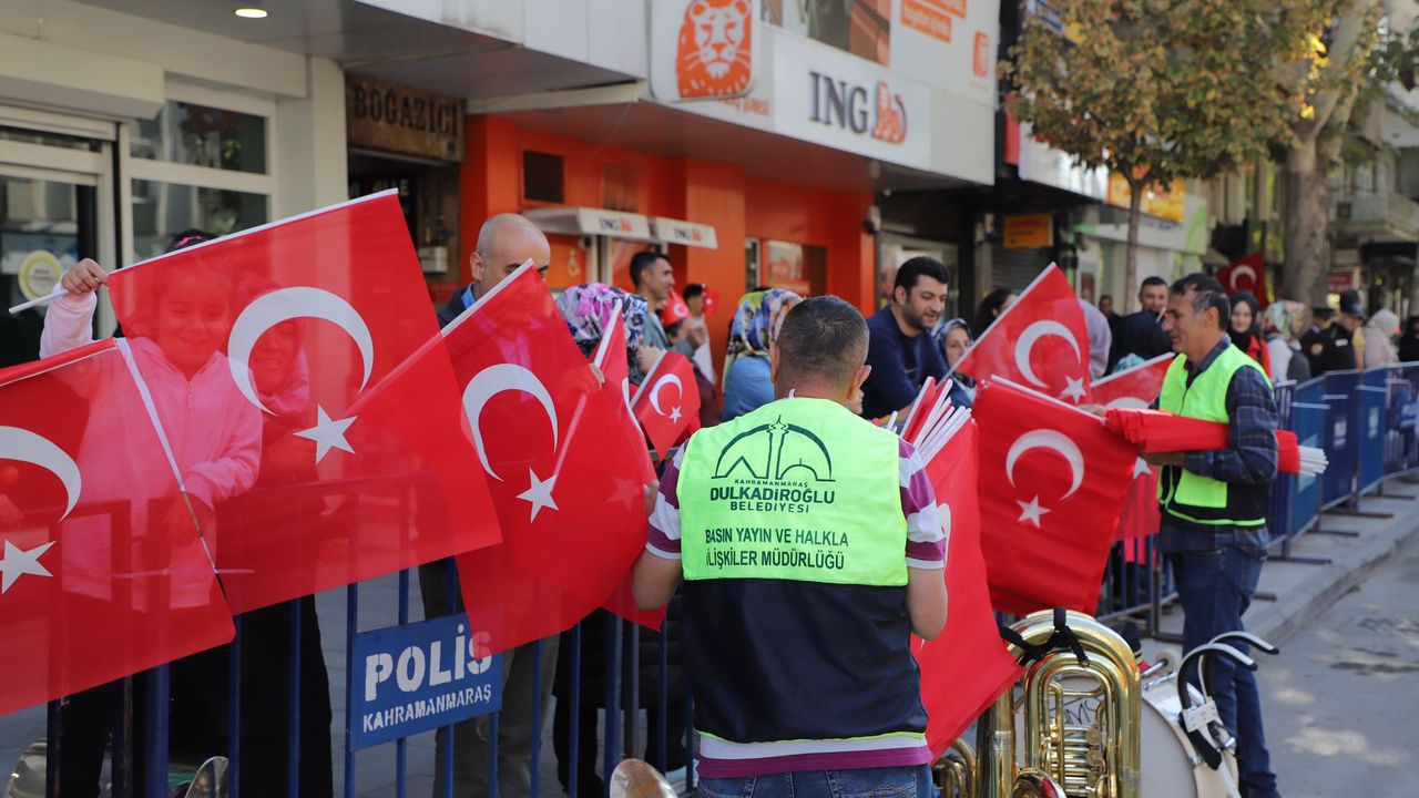 Dulkadiroğlu Belediyesi 29 Ekim Kutlama Alanını Adeta Kırmızı Beyaza Boyadı