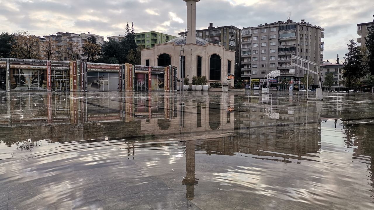 Yağmur, Meydanı Havuz Yaptı