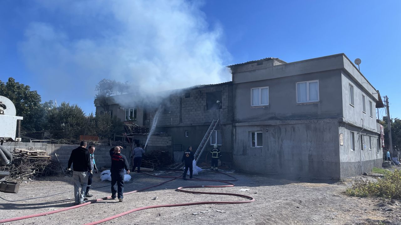 Kahramanmaraş'ta bir evde yangın çıktı