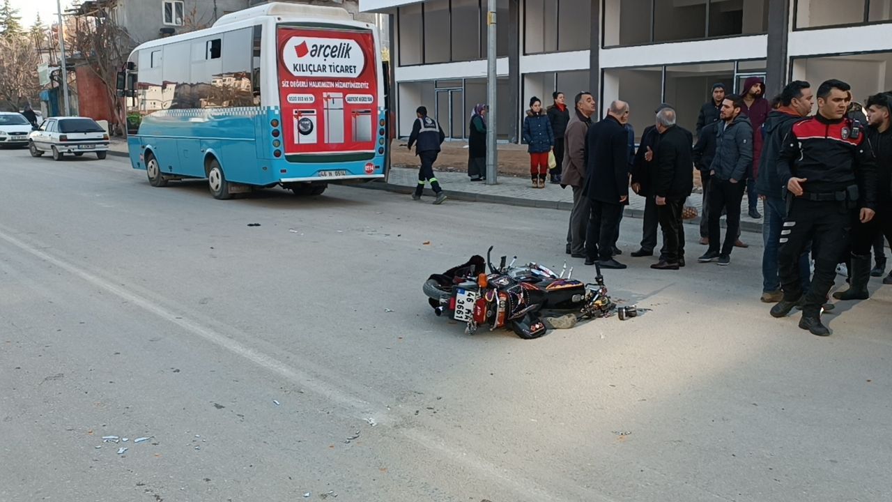 Otomobille çarpıştıktan sonra otobüsün altında kalan motosiklet sürücüsü yaralandı