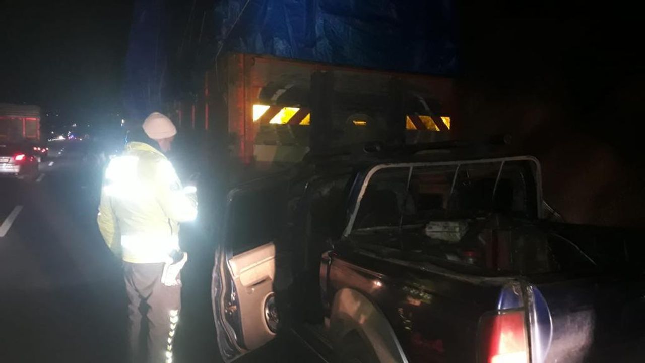 Kahramanmaraş'ta kamyona arkadan çarpan kamyonetteki 5 kişi yaralandı