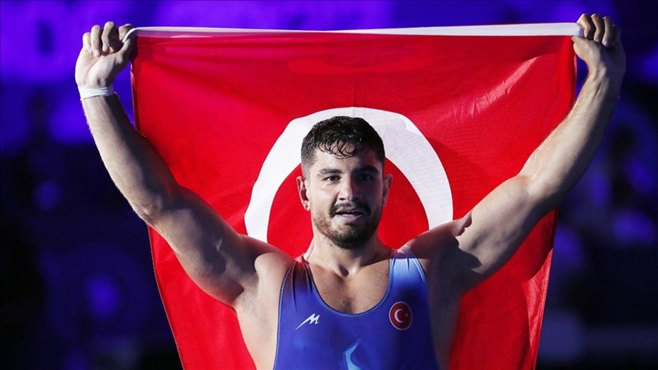 Taha Akgül, Dünya Güreş Birliği tarafından yılın serbest stil güreşçisi seçildi