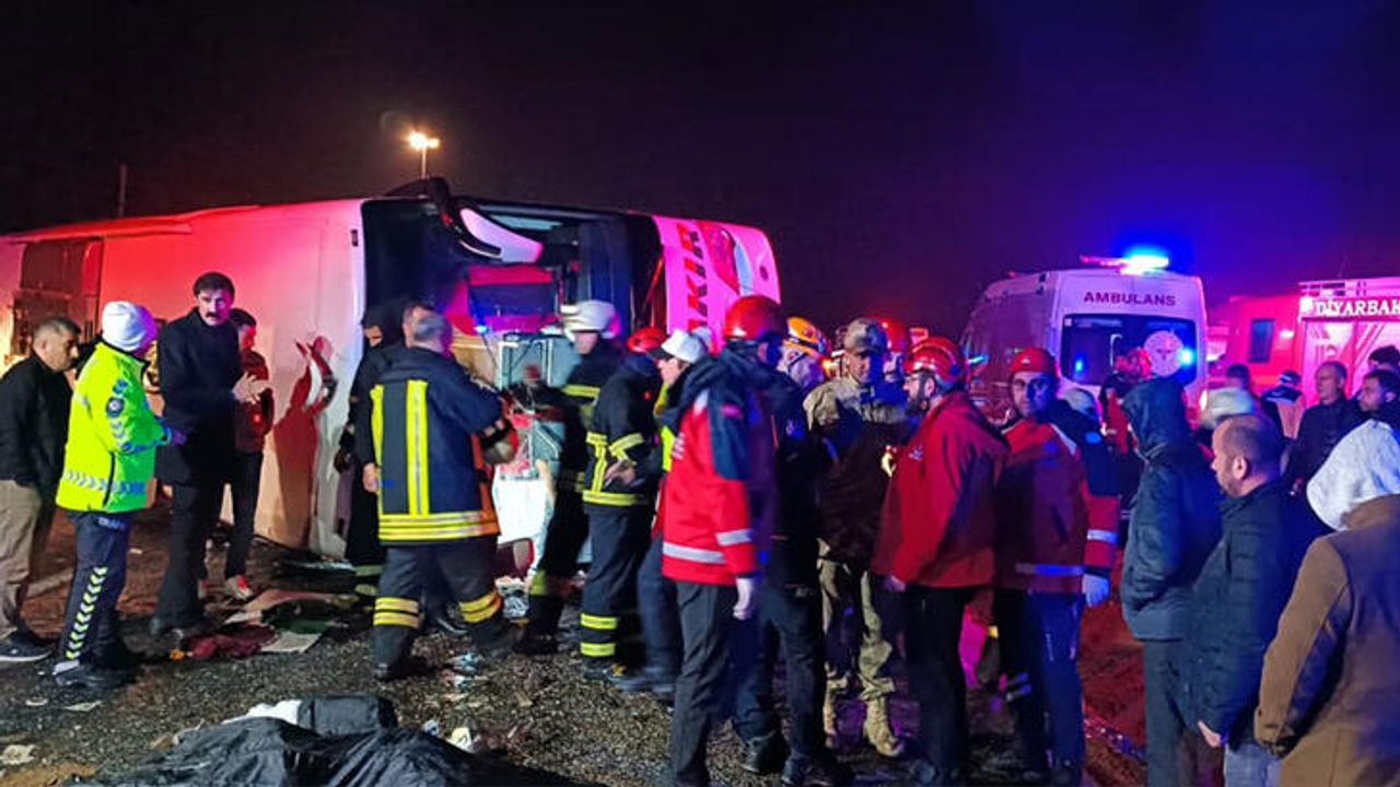Yolcu otobüsü devrildi: 5 ölü, 22 yaralı