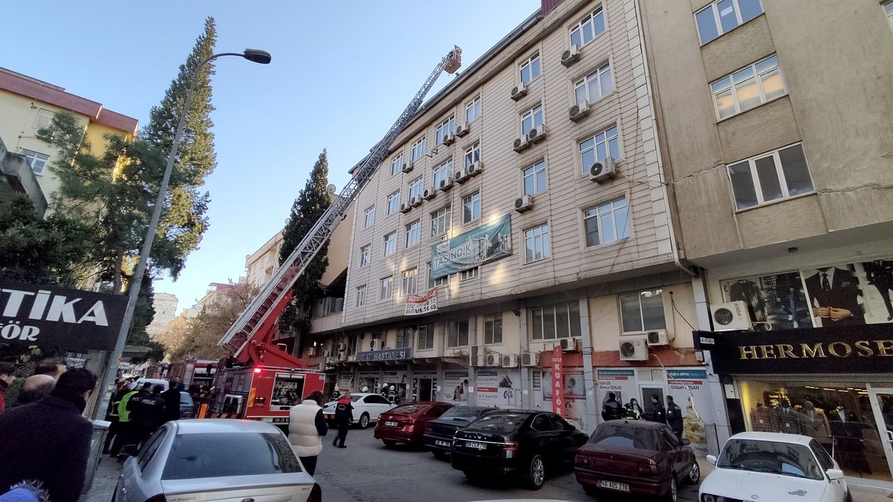 Kahramanmaraş'ta eski hastane binasında çıkan yangın söndürüldü