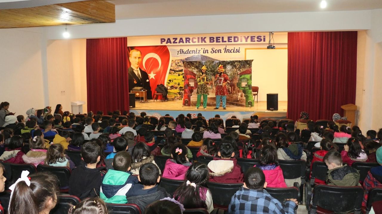 Pazarcık'ta çocuklar tiyatro oyunu izledi