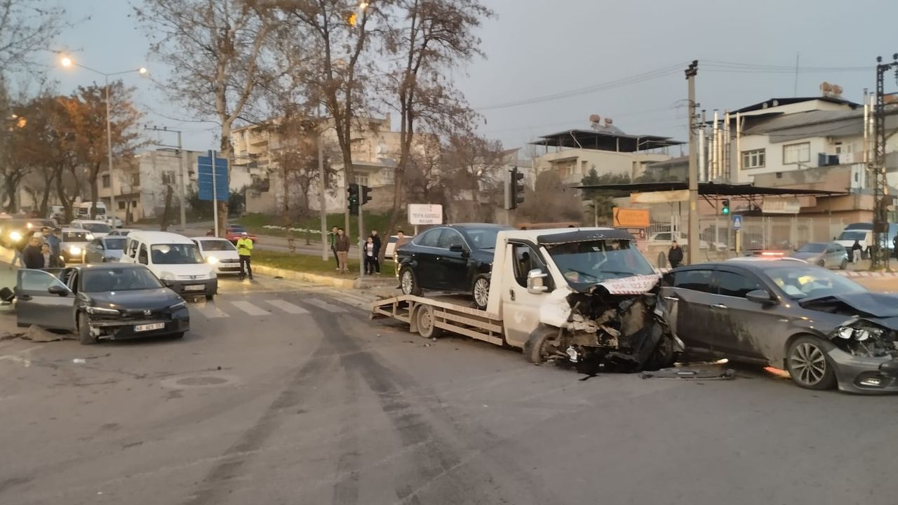 Kahramanmaraş'ta çekici kırmızı ışıkta bekleyen araçlara çarptı, 6 kişi yaralandı