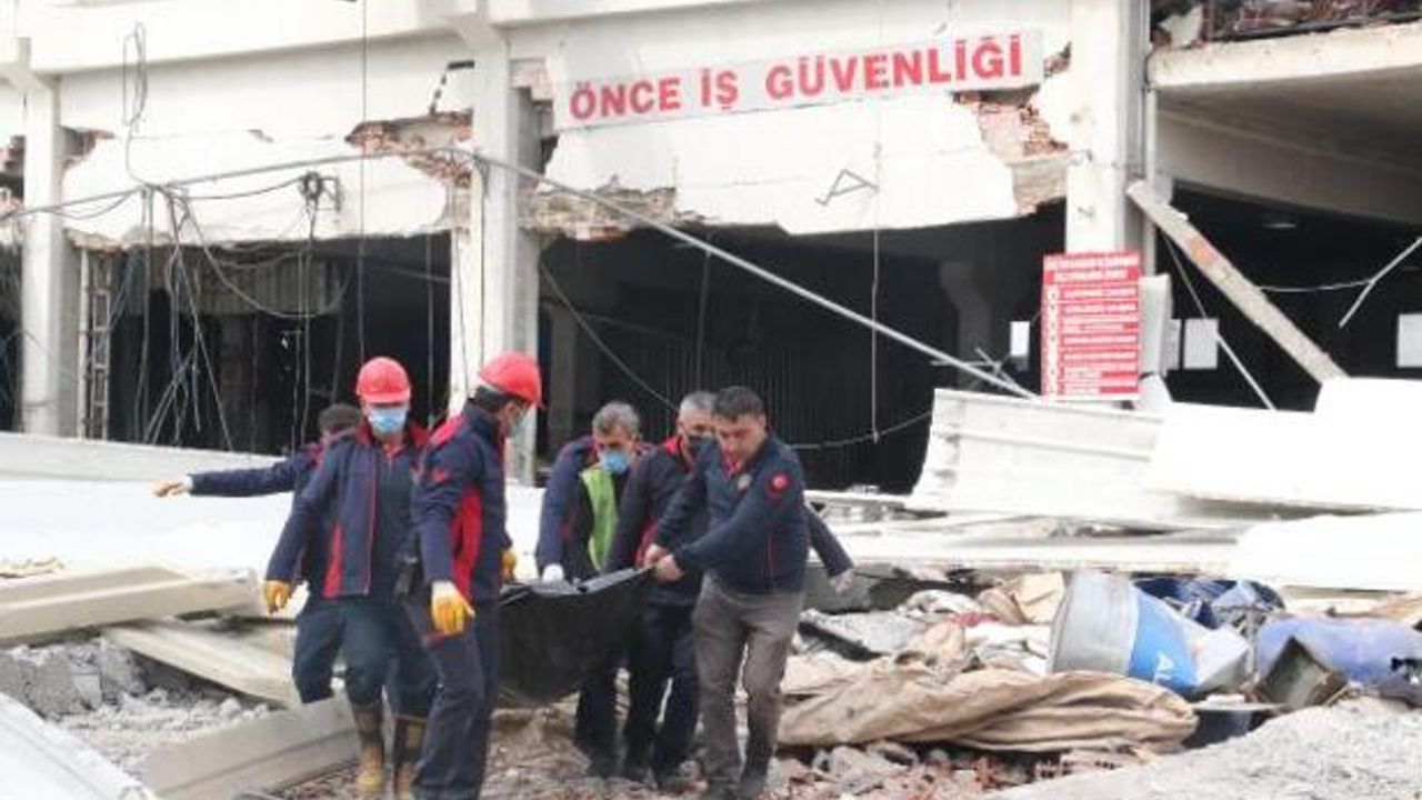 Kahramanmaraş'ta ağır hasarlı fabrikaya giren işçiler, enkaz altında kaldı: 1 ölü, 4 yaralı