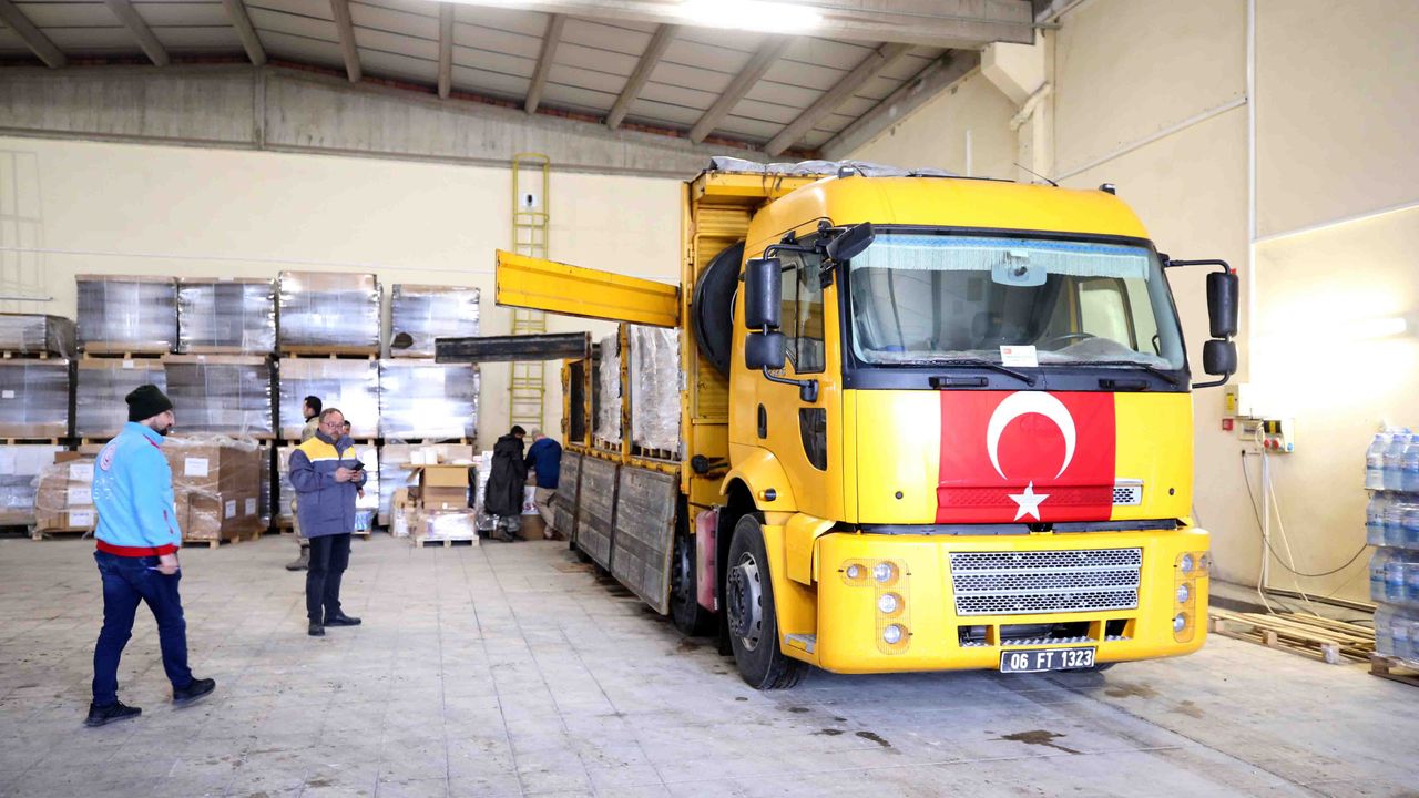 Kahramanmaraş'ta yaklaşık 3 bin tır yardım malzemesi afetzedelere ulaştırıldı