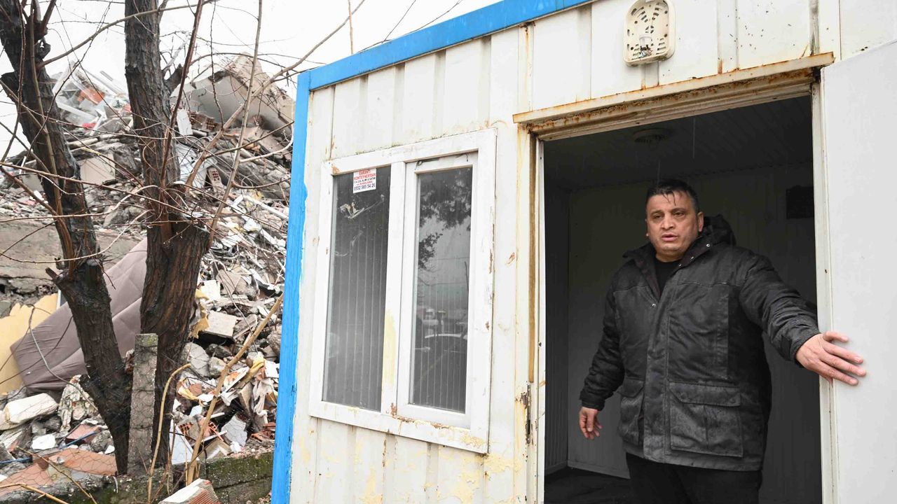 İstanbullu esnaf depremzede 7 aileye konteyner ev aldı