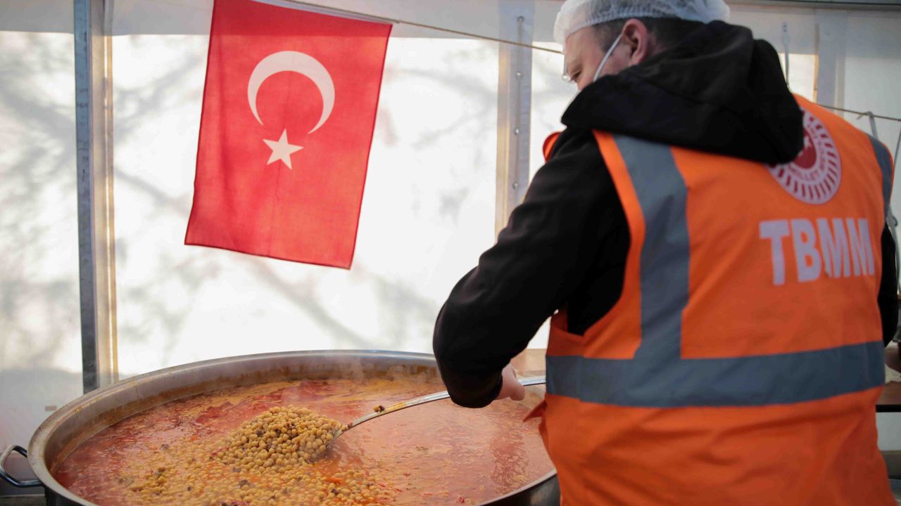 TBMM aşçıları Elbistanlı depremzedeler için sahur ve iftar menüsü hazırlıyor