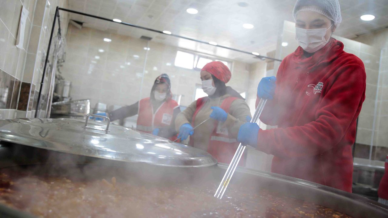 Türk Kızılay Elbistan'da 23 noktada sıcak yemek ikramında bulunuyor