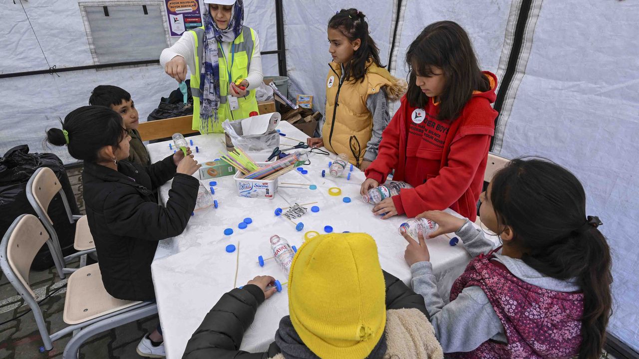 Depremzede çocuklar bilim şenliğiyle moral buluyor