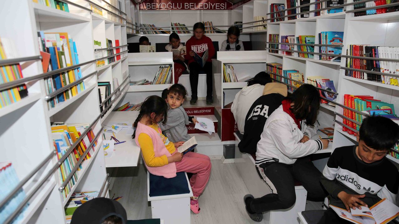 Mobil kütüphane depremzede çocukların hizmetinde