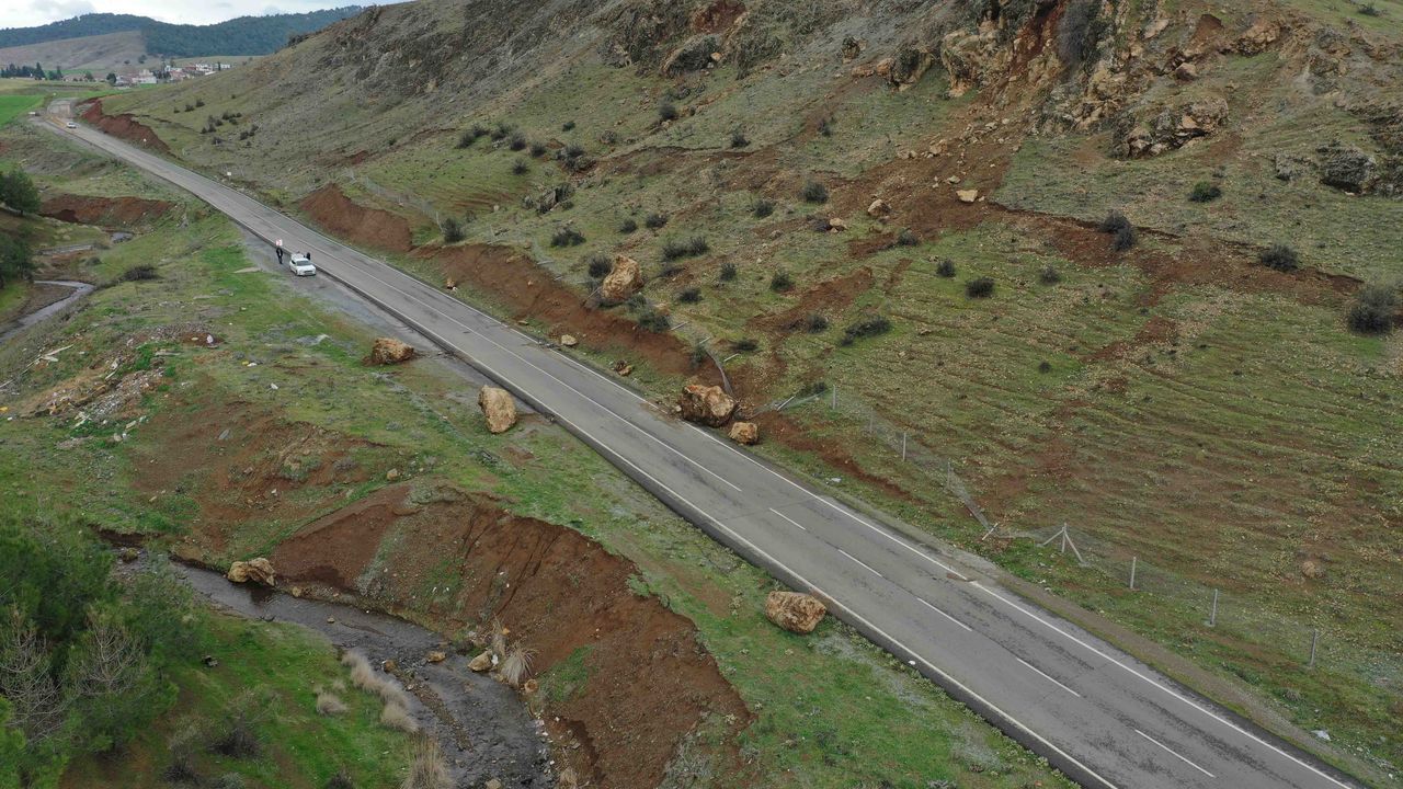 Dağdan kopan kayalar bağlantı yollarına zarar verdi