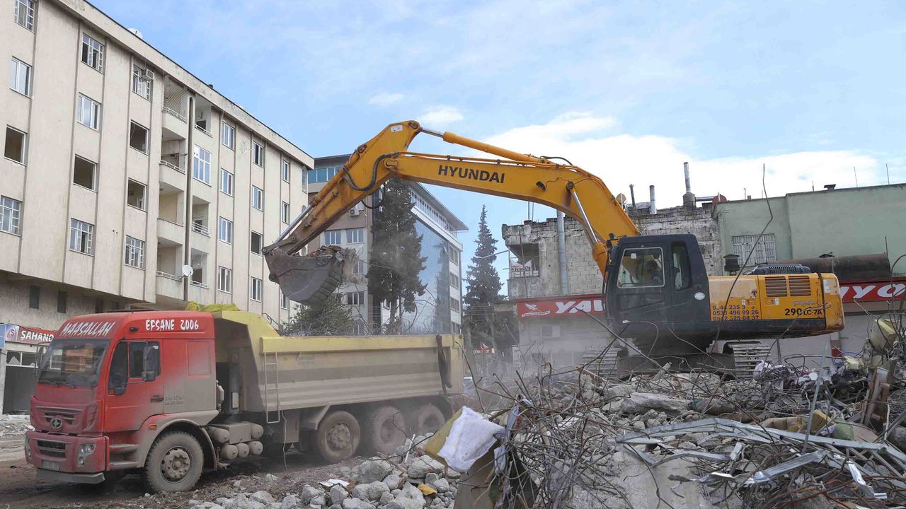 Bina yıkım ve enkaz kaldırma çalışmaları 19 mahallede devam edecek