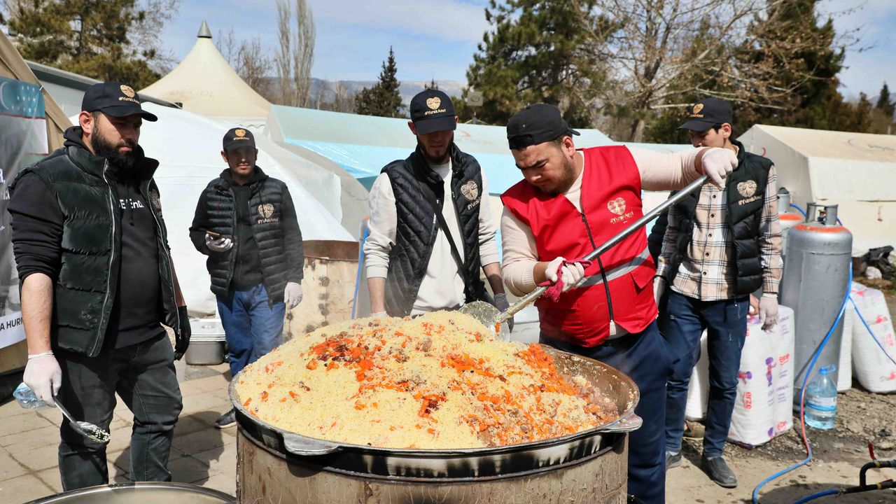 Özbekler depremzede soydaşlarını yalnız bırakmadı