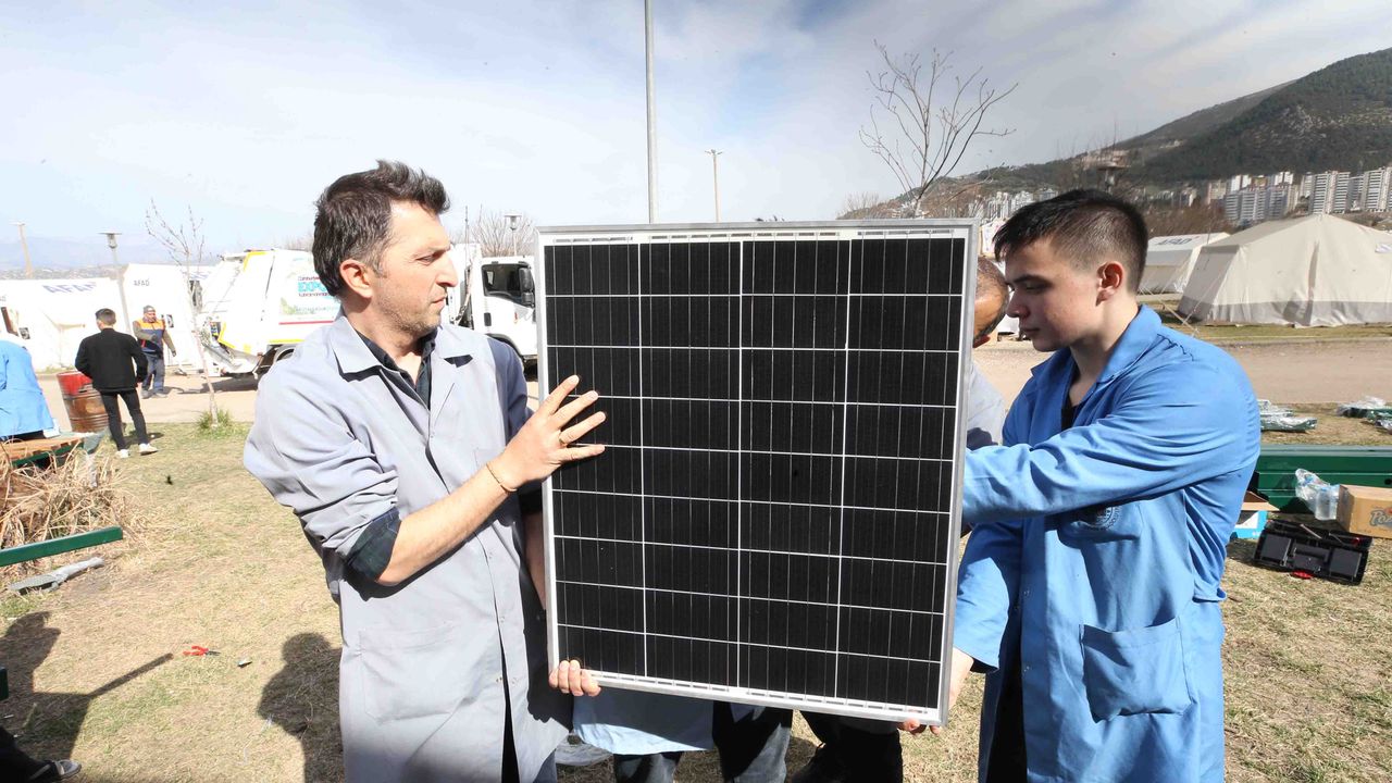 Meslek liseli öğrenciler çadır kentlere güneş panelli 400 bank kurdu