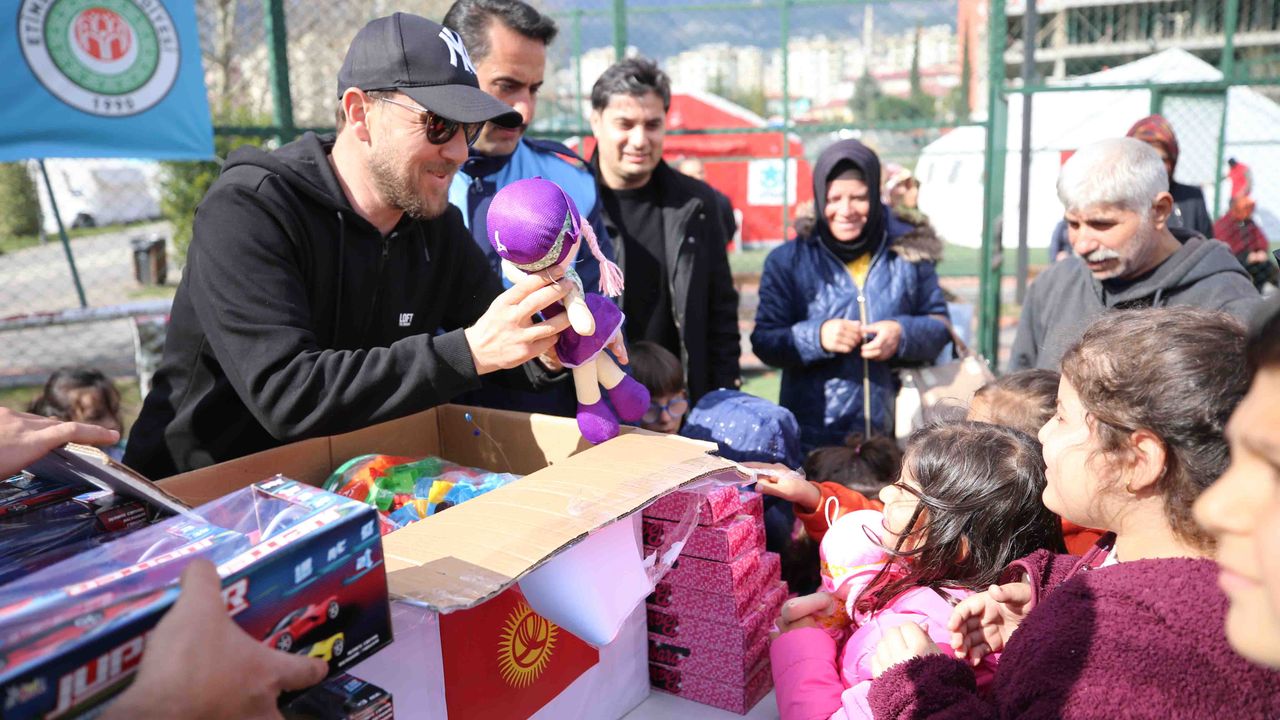 Kırgız öğrencilerin gönderdiği oyuncaklar depremzede çocuklara ulaştı