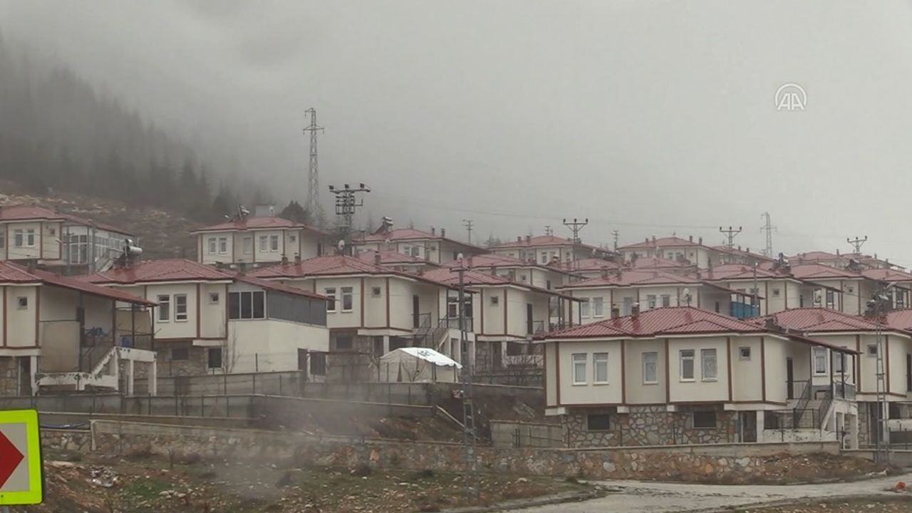 Arazileri baraj altında kalan vatandaşlar için yapılan evler depremde zarar görmedi