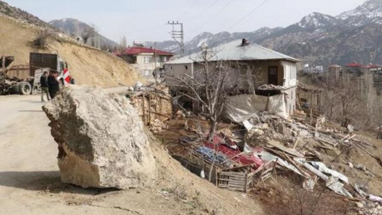 Depremde mahalleye kaya parçası düştü; ev ve otomobil hasar gördü, 70 küçükbaş öldü