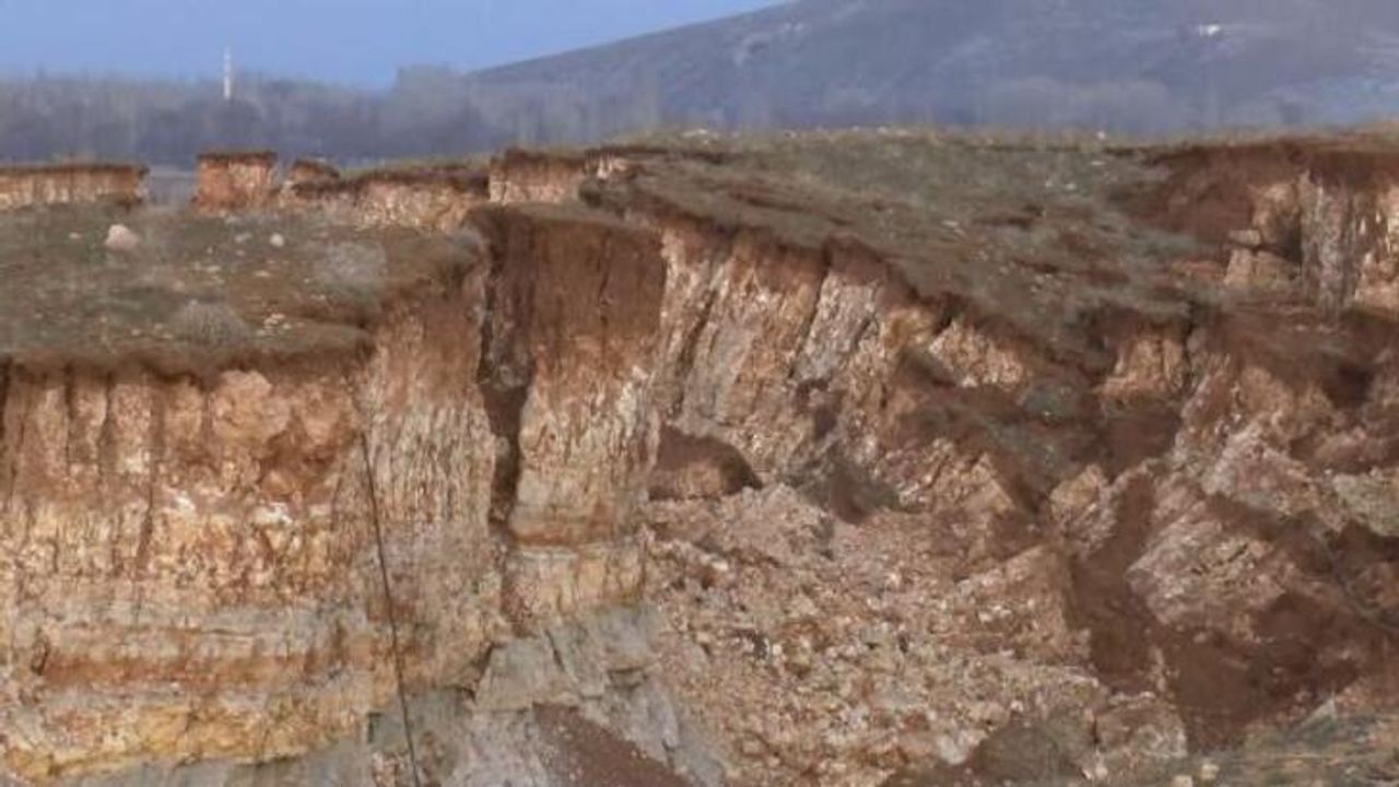 Deprem nedeniyle arazide dev yarıklar oluştu
