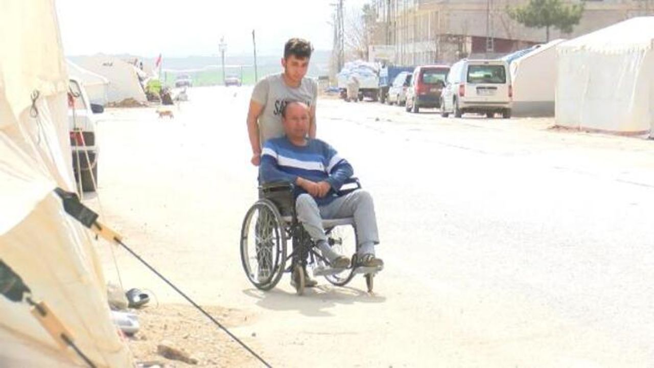 Depremde engelli babasını sırtlayıp binadan çıkardı