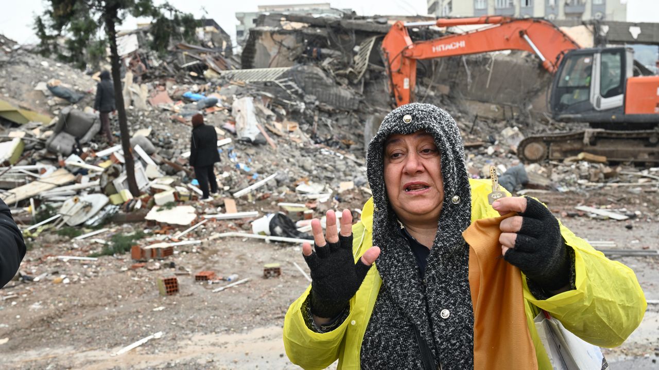Ebrar Sitesi enkazında evinin anahtarını bulan Lütfiye öğretmen gözyaşı döktü