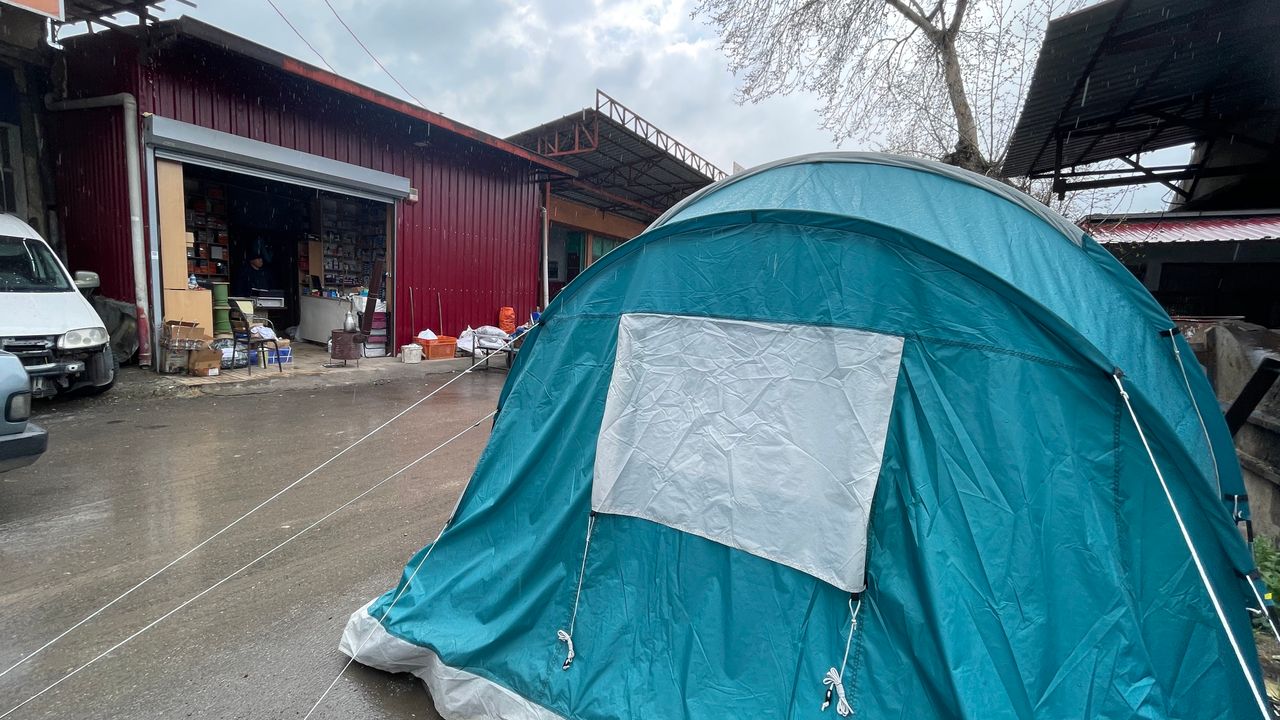 Hırdavatçı, hayata dükkanının önüne kurduğu çadırda devam ediyor