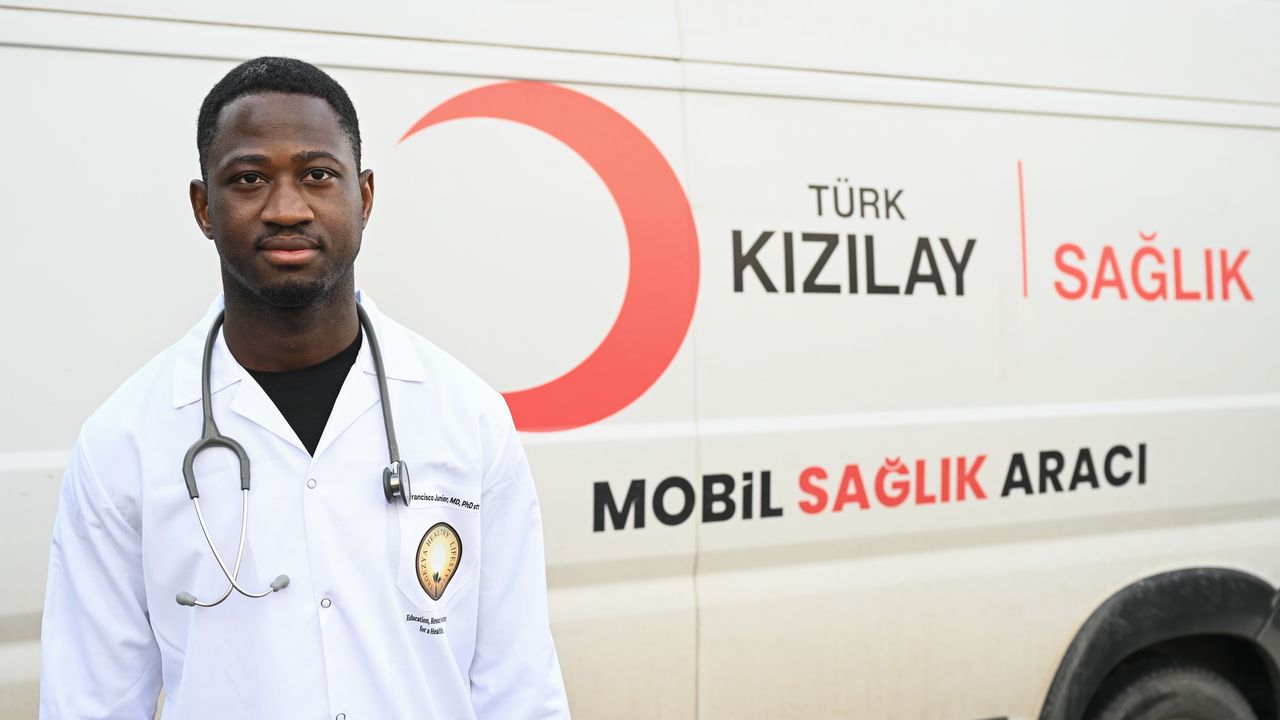 Türkiye'de eğitim alan Afrikalı doktor, vefa borcunu deprem bölgesinde ödüyor