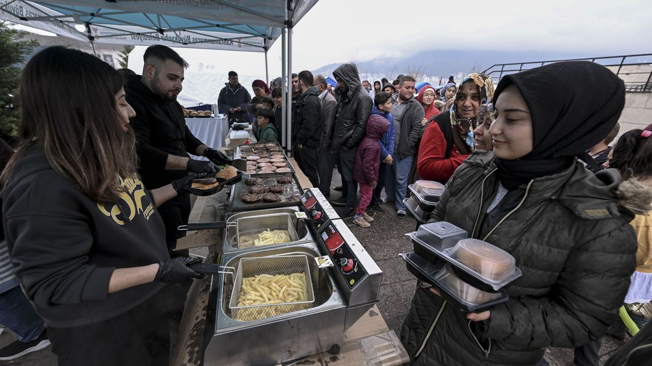 İstanbullu hamburgerci depremzede çocuklar için tezgah başına geçti