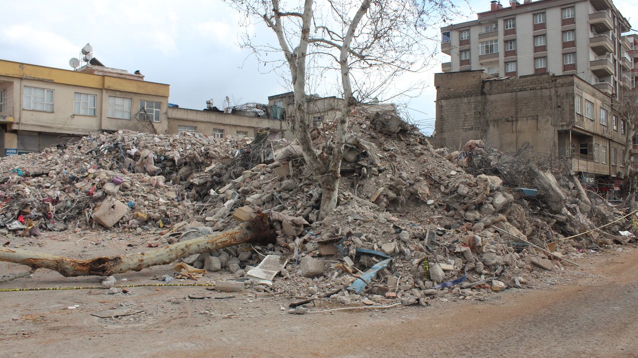 Bakanlar Kurulu kararı yok sayılan Mahalle de depremde ağır yara aldı