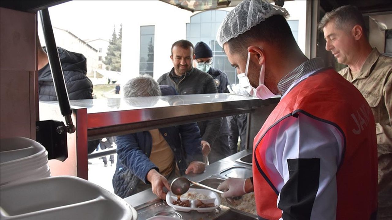Jandarma, Kahramanmaraş'ta 161 bin porsiyondan fazla yemek ikramında bulundu
