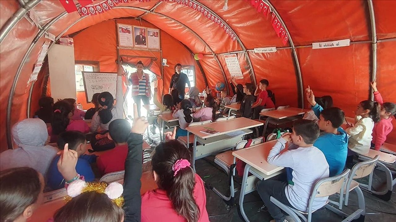 Kahramanmaraş'ta kurulan Mehmetçik Okulu çadırında eğitim başladı