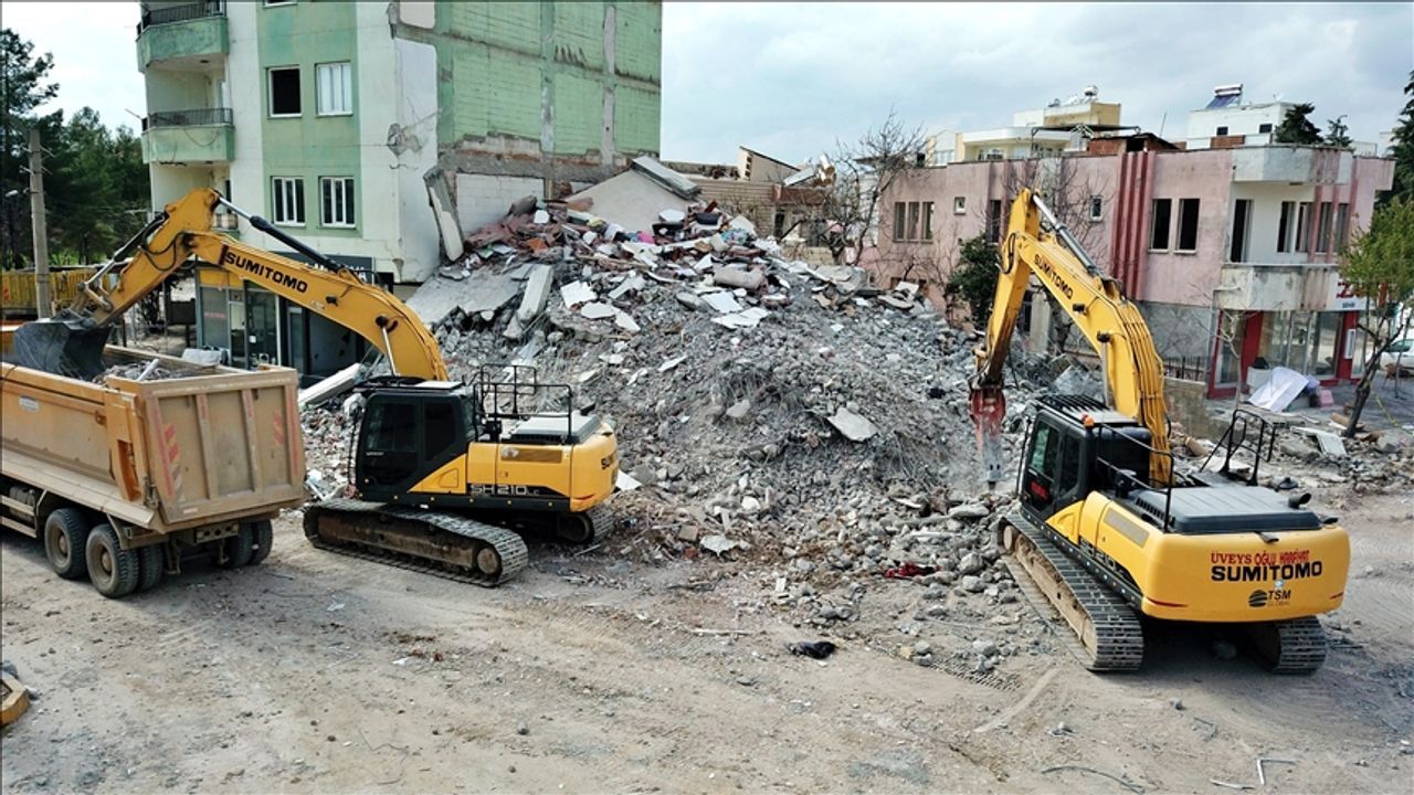 Bina yıkım ve enkaz kaldırma çalışmaları 14 mahallede devam edecek