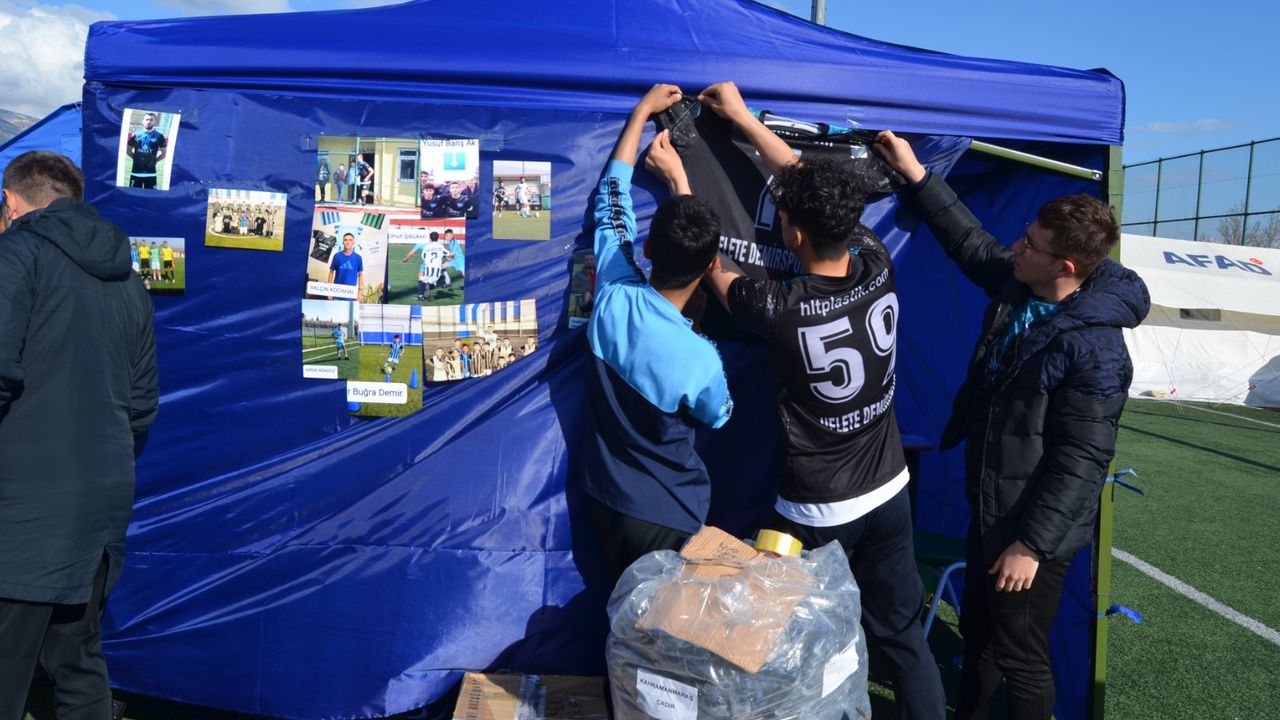 Deprem şehidi futbolcuların fotoğrafları ve formaları çadırlara asıldı