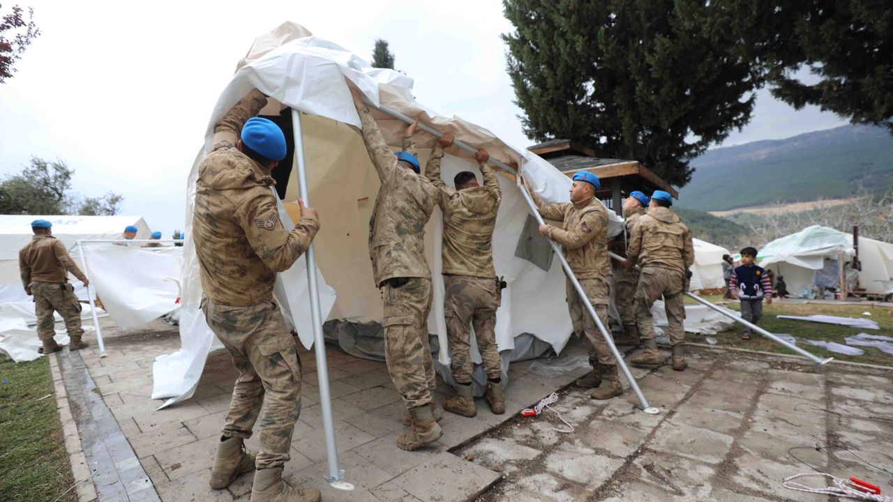Komandolar deprem bölgesinde yaraları sarıyor