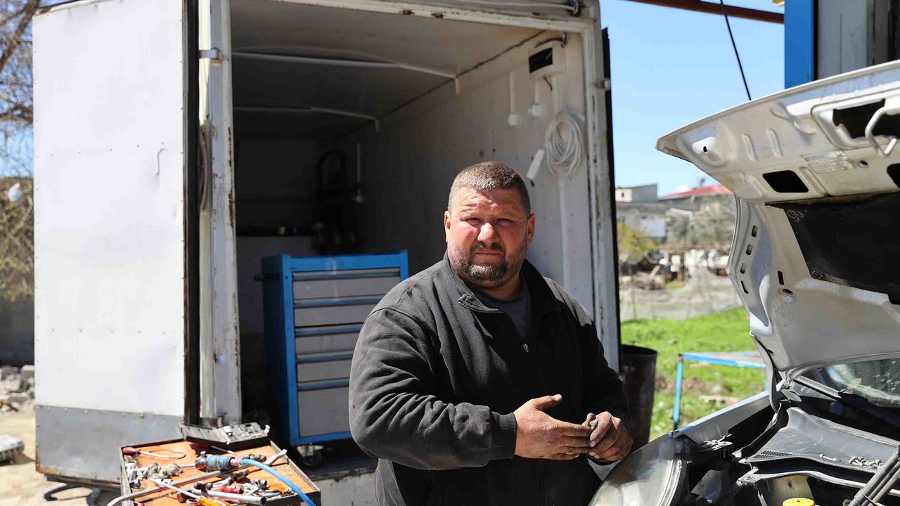 Depremzede oto tamirci, dükkana çevirdiği kamyon kasasında hizmet veriyor