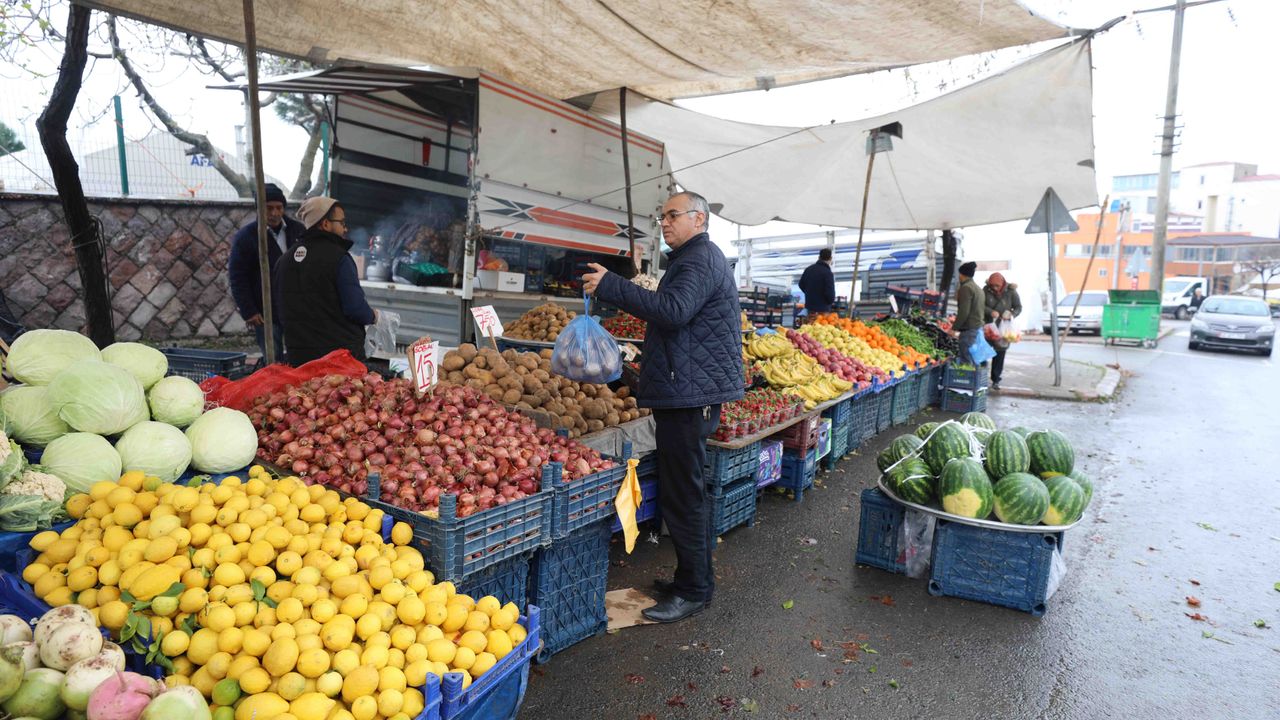 Çadır kentlerin yakınına kurulan geçici pazarlar halka kolaylık sağlıyor