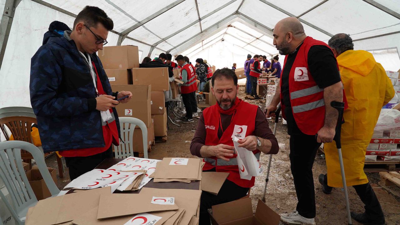 Engelli gönüllüler,Türk Kızılayın yardım faaliyetlerine katıldı