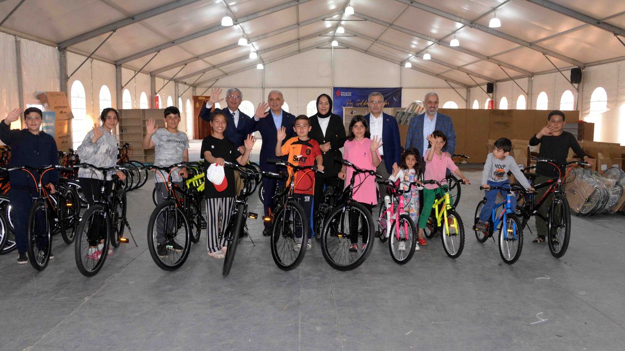 Ümraniye Belediyesi'nden depremzede çocuklara bayram bisikleti